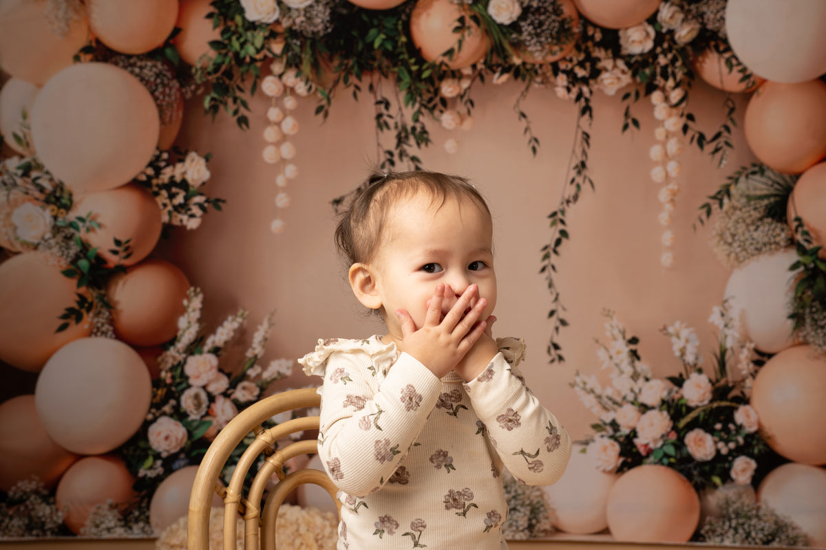 Baby meisje lacht met handen voor haar mond